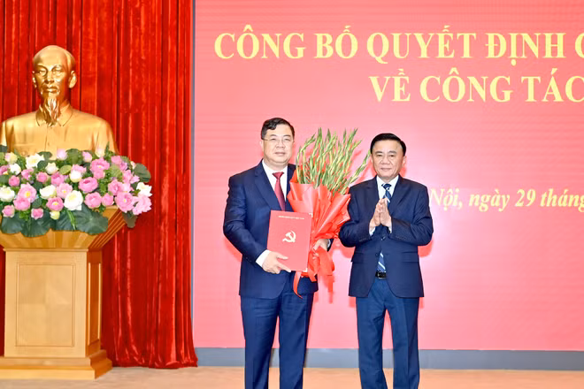 Thường trực Ban Bí thư Trần Cẩm Tú trao Quyết định của Bộ Chính trị bổ nhiệm đồng chí Phạm Gia Túc giữ chức Chánh Văn phòng Trung ương Đảng. (Ảnh ĐĂNG KHOA)