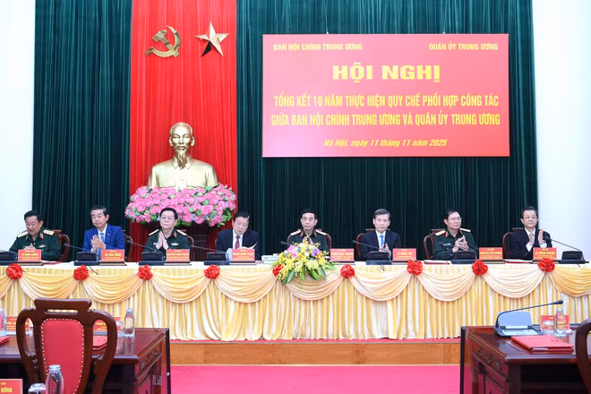 Các đồng chí chủ trì hội nghị. (Ảnh ĐĂNG KHOA)