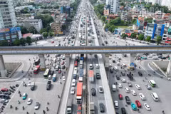 Tại khu vực các tuyến đường vành đai nhiều dòng xe di chuyển nối tiếp nhau.