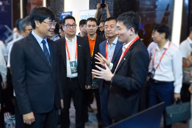 Đại tá, Tiến sĩ Nguyễn Hồng Quân, Thiếu tướng Nguyễn Tùng Hưng cùng đoàn đại biểu nghe giới thiệu về hệ sinh thái bảo mật Made by FPT.