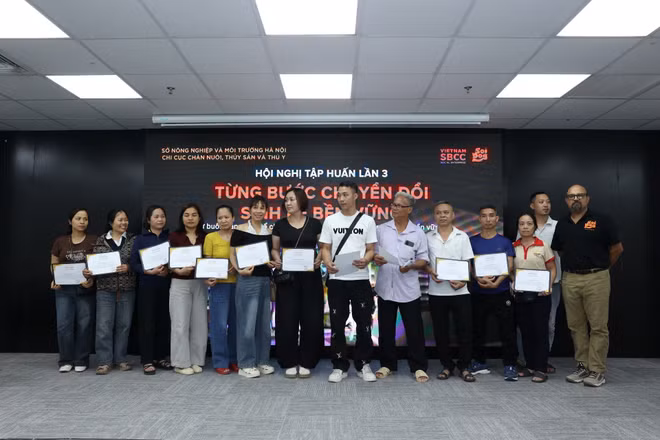 Các đaị biểu tham dự tập huấn "Từng bước chuyển đổi sinh kế bền vững: Từ buôn bán, giết mổ chó mèo sang các ngành nghề phát triển bền vững, an toàn và văn minh"