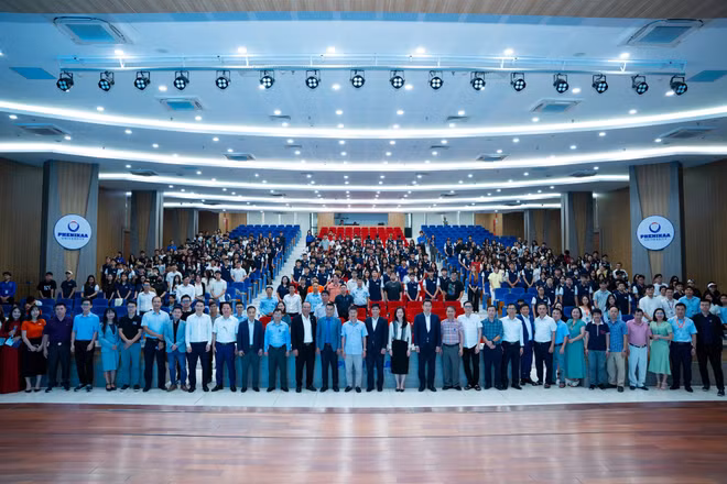 Các đại biểu, chuyên gia cùng toàn bộ sinh viên tại hội thảo.