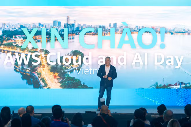 Ông Eric Yeo, Tổng giám đốc AWS Việt Nam phát biểu tại sự kiện AWS Cloud and AI Day Hà Nội. 
