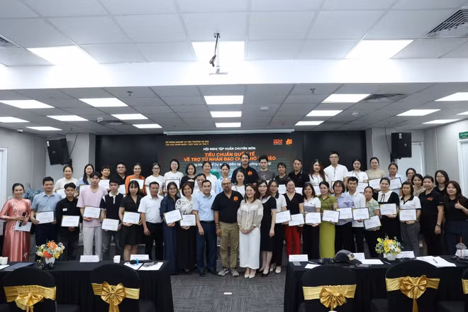 Hội nghị thu hút hơn 50 cán bộ, nhân viên thú y và một số phòng khám và điều trị chó mèo đến từ 14 phường thí điểm trên địa bàn Thành phố.
