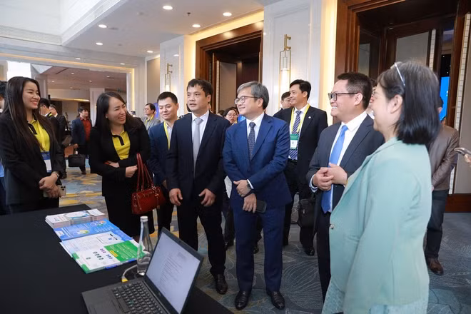 Các đại biểu tham quan triển lãm bên lề Hội nghị Thành phố Thông minh Việt Nam-châu Á 2025.