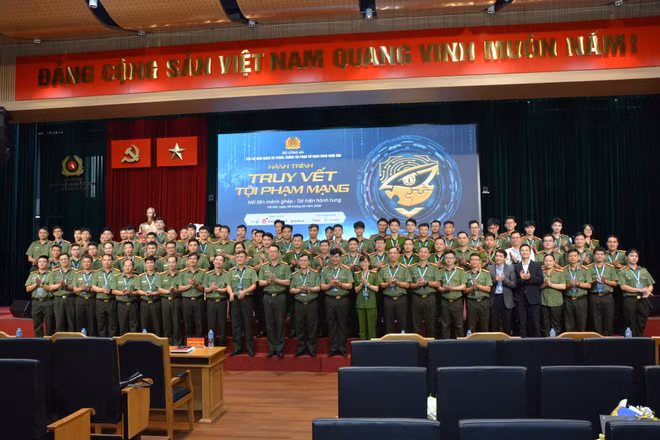 Lãnh đạo Cục An ninh mạng và Phòng, chống tội phạm sử dụng công nghệ cao, Bộ Công an chụp ảnh lưu niệm cùng các đội thi.