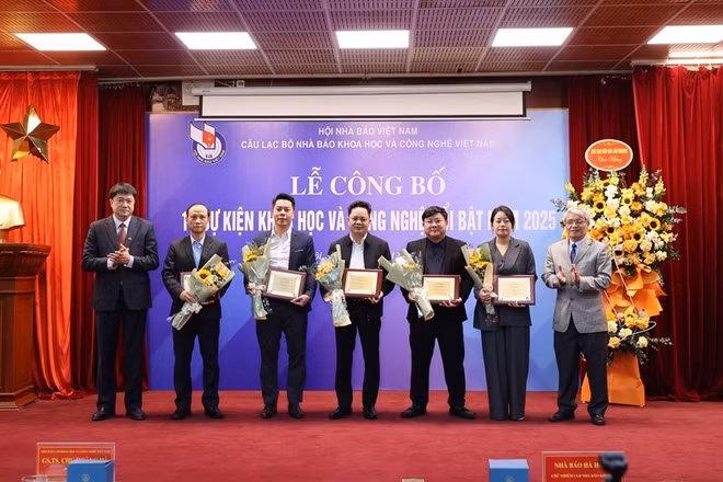 Trao tặng hoa và chứng nhận cho các cá nhân, tập thể được bình chọn sự kiện nổi bật.