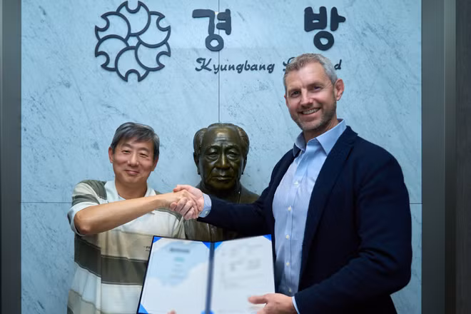 CEO Alyn Franklin (bên phải) của Oritain và chủ tịch Joon Kim của Kyungbang tại lễ ký kết.