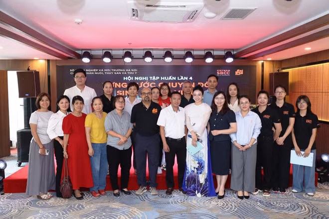 Các đại biểu tham gia Hội nghị tập huấn chuyển đổi sinh kế bền vững lần thứ tư.
