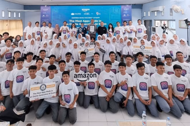 Hơn 2.000 học sinh tham gia lập kỷ lục GUINNESS WORLD RECORDS®. Ảnh: AWS