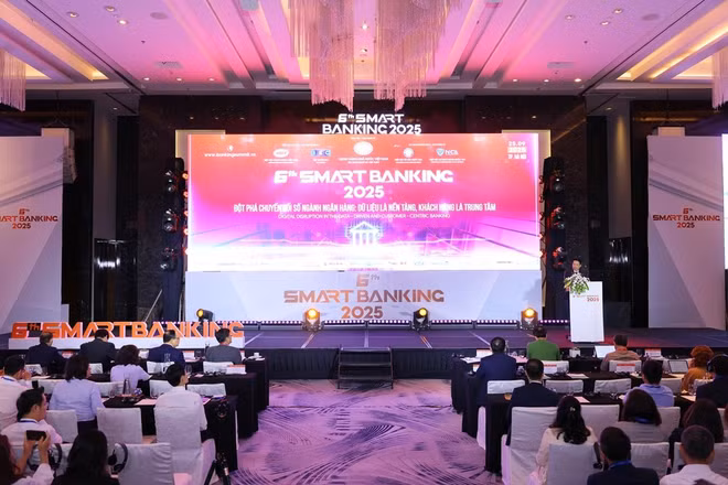 Quang cảnh phiên toàn thể Smart Banking 2025.