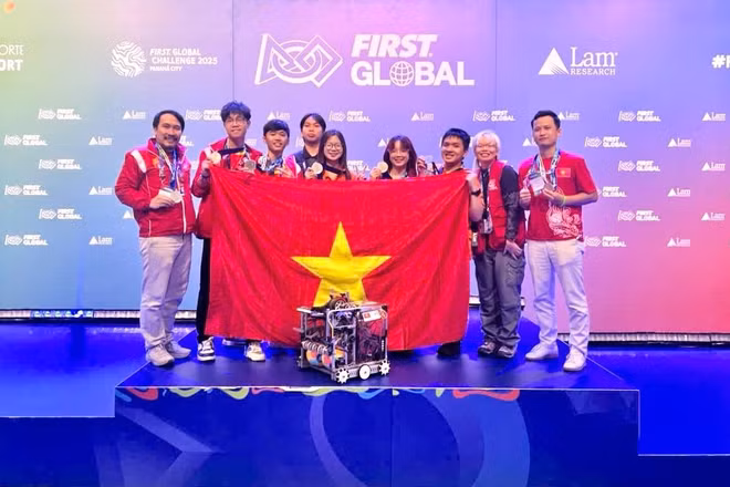 Trương Công Minh Quân (THPT FPT Đà Nẵng - thứ hai từ trái sang) và Nguyễn Trang Bảo Thy (THPT FPT Cần Thơ - thứ ba từ trái sang) cùng đội tuyển thi đấu trực tiếp tại FIRST Global Challenge (Panama) ngày 1/11 vừa qua