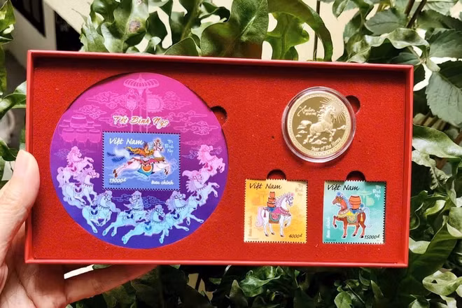 Cận cảnh hộp sản phẩm với sắc đỏ may mắn.