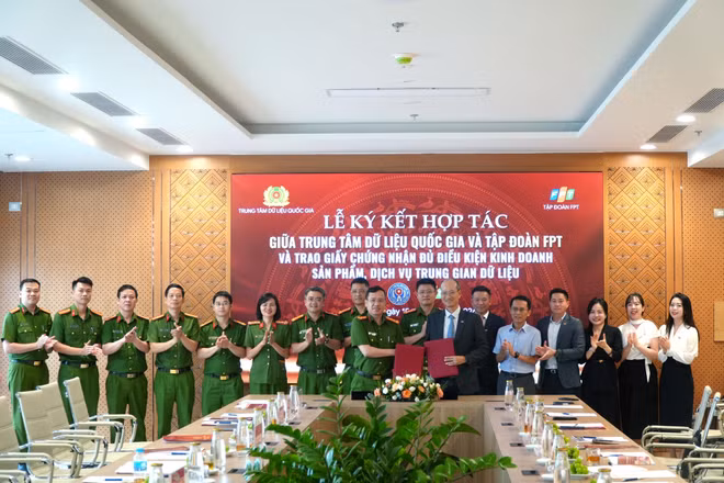 Trung tâm Dữ liệu quốc gia và Tập đoàn FPT ký kết biên bản ghi nhớ về việc hợp tác trong lĩnh vực dữ liệu, sản phẩm, dịch vụ trung gian dữ liệu; tư vấn pháp lý, phát triển nguồn nhân lực và nghiên cứu, ứng dụng trí tuệ nhân tạo (AI), điện toán hiệu năng cao (HPC).