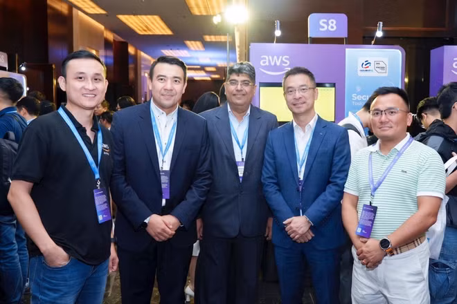 Đội ngũ Noventiq giới thiệu giải pháp bảo mật đám mây cho doanh nghiệp Việt trong sự kiện AWS Cloud Day Hà Nội.