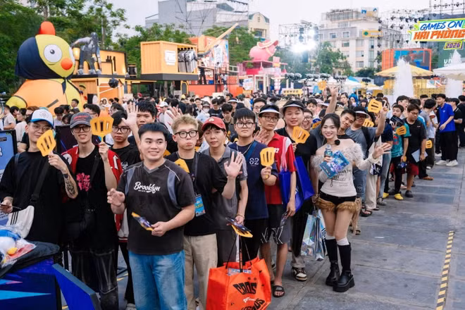 Thi đấu thể thao điện tử (Esports) được tổ chức ngoài trời ngay tại trung tâm Hải Phòng. (Ảnh: VNG)
