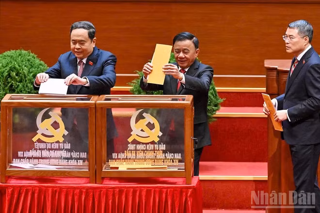 Chủ tịch Quốc hội Trần Thanh Mẫn, Thường trực Ban Bí thư Trần Cẩm Tú, Trưởng Ban Tổ chức Trung ương Lê Minh Hưng bỏ phiếu bầu Ủy viên Trung ương chính thức và Ủy viên dự khuyết Ban Chấp hành Trung ương Đảng khóa XIV.
