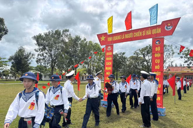 Cán bộ Vùng 3 Hải quân đón chiến sĩ mới về đơn vị.
