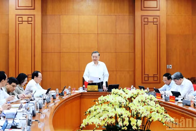 Tổng Bí thư, Chủ tịch nước Tô Lâm chủ trì làm việc với các cơ quan liên quan về đánh giá kết quả 1 năm triển khai thực hiện Nghị quyết số 71-NQ/TW của Bộ Chính trị về đột phá phát triển giáo dục và đào tạo. (Ảnh: ĐĂNG KHOA)