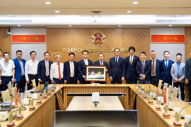 Các khách mời tham dự phiên làm việc giữa Bộ trưởng Khoa học và Công nghệ với Đại sứ Singapore tại Việt Nam, A*STAR và Tập đoàn Becamex về đề xuất thành lập Trung tâm Nghiên cứu sản xuất tiên tiến Việt Nam (VAMRC).