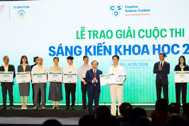 Bộ trưởng Khoa học và Công nghệ Vũ Hải Quân trao giải nhất Cuộc thi Sáng kiến Khoa học 2026 cho tác giả Châu Khắc Bảo Chương. (Ảnh: Bộ Khoa học và Công nghệ)