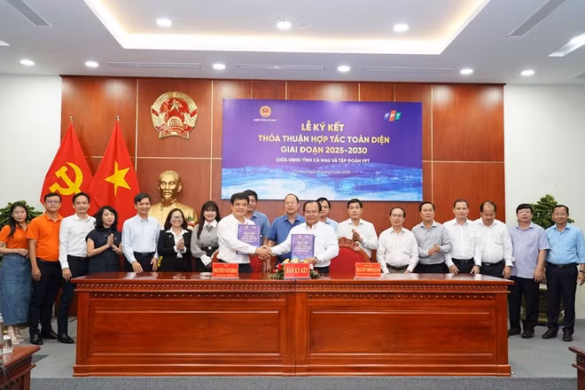 Ông Nguyễn Minh Luân, Ủy viên Ban thường vụ Tỉnh ủy, Phó Chủ tịch UBND tỉnh và ông Nguyễn Văn Khoa, Tổng giám đốc Tập đoàn FPT đại diện ký kết hợp tác toàn diện giai đoạn 2025-2030.