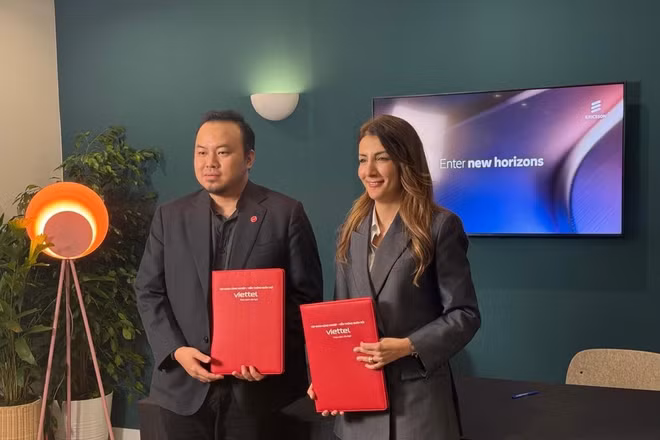 Bà Rita Mokbel, Chủ tịch Ericsson Việt Nam, và ông Lê Quang Hiếu, Phó Tổng giám đốc, Viettel Networks tại buổi lễ ký kết.