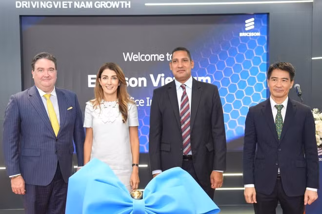 Cắt băng khai trương văn phòng mới Ericsson Việt Nam.