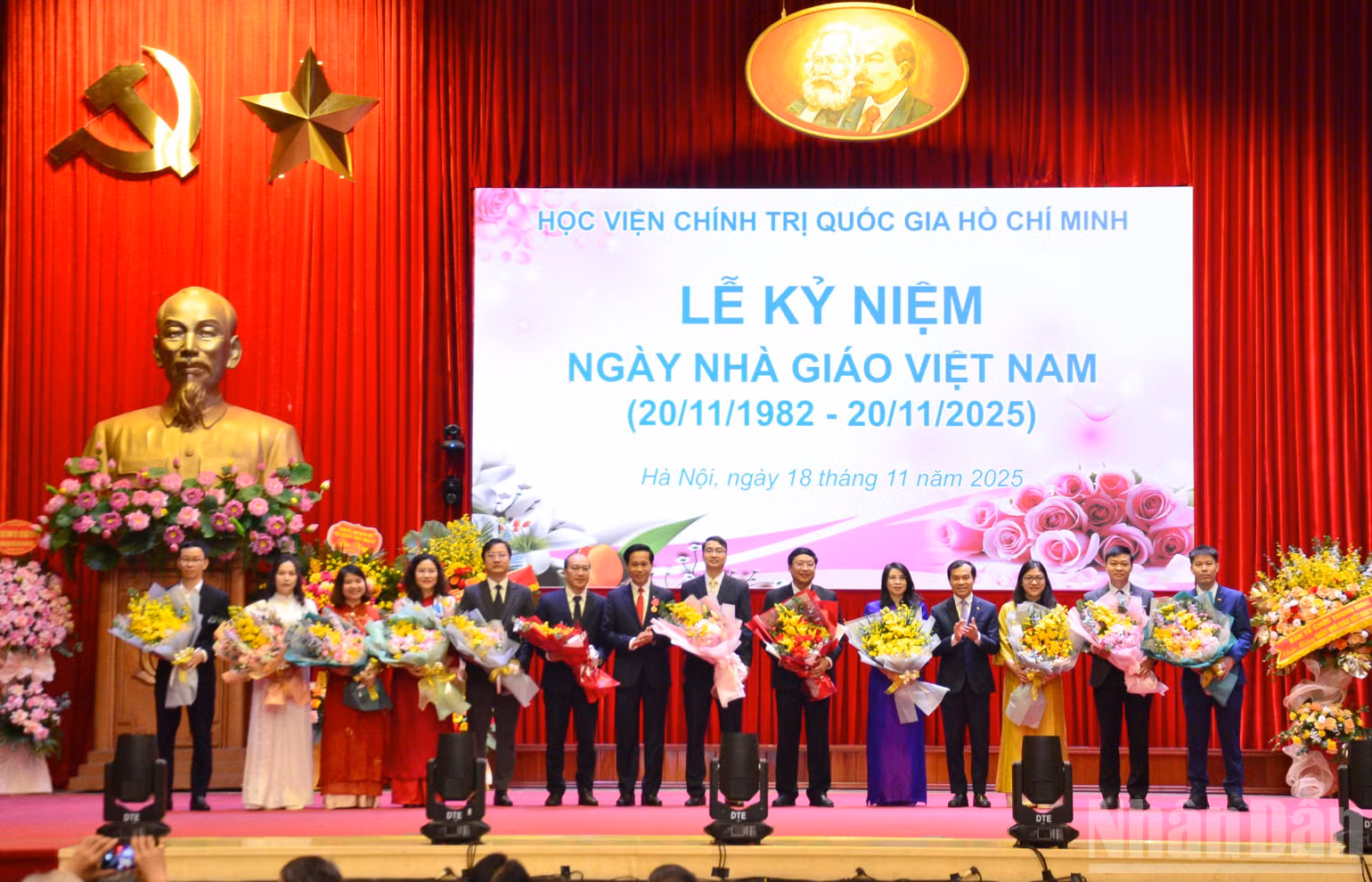ndo_br_trao-pho-giao-su.jpg