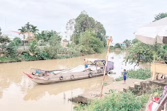 Ghe rời bến chợ quê Rạch Chanh, phường Mỹ Trà, tỉnh Đồng Tháp.