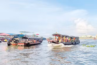 Du khách tham quan chợ nổi Cái Răng, thành phố Cần Thơ.