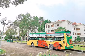 Cán bộ, công chức tại Sở Nông nghiệp và Môi trường tỉnh Cà Mau đóng góp kinh phí thuê xe lớn chở từ nhà ở Bạc Liêu (cũ) đến nơi làm việc mới tại trung tâm tỉnh.