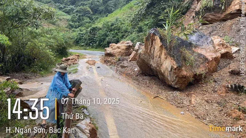 Cơn bão số 11 gây sạt lở ta-luy trên tuyến quốc lộ nối tỉnh Thái Nguyên và tỉnh Cao Bằng.