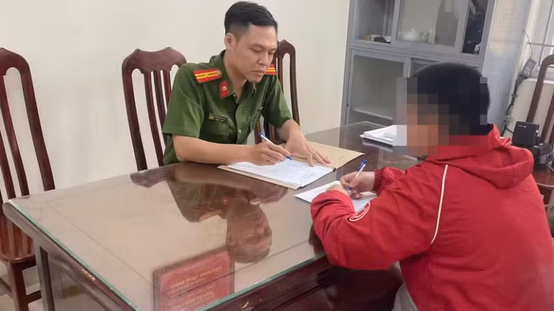 Công an phường Láng làm việc với đối tượng hành hung người phụ nữ khi giao hàng online.