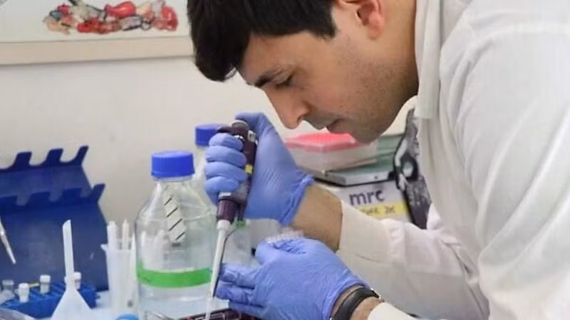 Các nhà khoa học nghiên cứu vaccine mRNA chống vi khuẩn kháng kháng sinh tại Đại học Tel Aviv. (Ảnh: Đại học Tel Aviv)