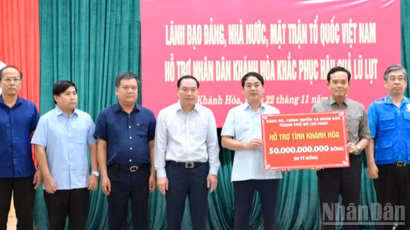 Thành phố Hồ Chí Minh hỗ trợ Khánh Hòa 50 tỷ đồng để khắc phục hậu quả mưa lũ.