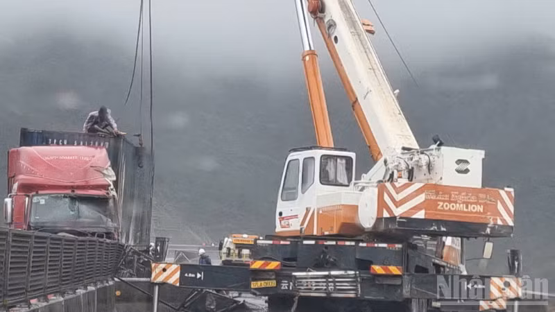 Lực lượng chức năng giải cứu xe bị trơn trượt dẫn tới va chạm do mưa bão số 10 gây ra.