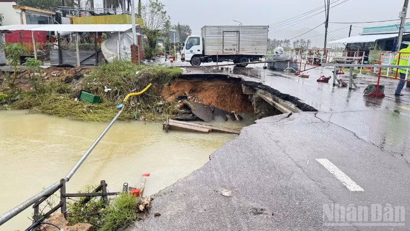 Sau nhiều ngày mưa lũ lớn, vị trí cống bản Km1253+100 trên Quốc lộ 1 bị nước cuốn trôi và phá hủy mặt đường.