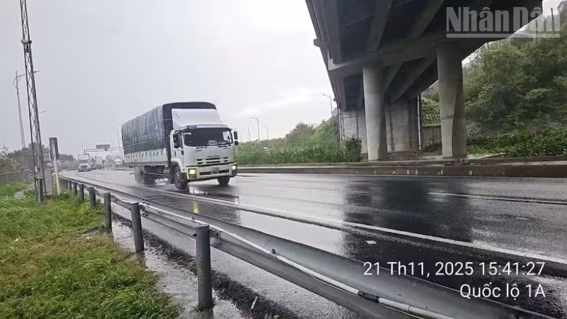 Từ 14h chiều nay các xe đã có thể lưu thông 2 chiều qua hầm đèo Cả.