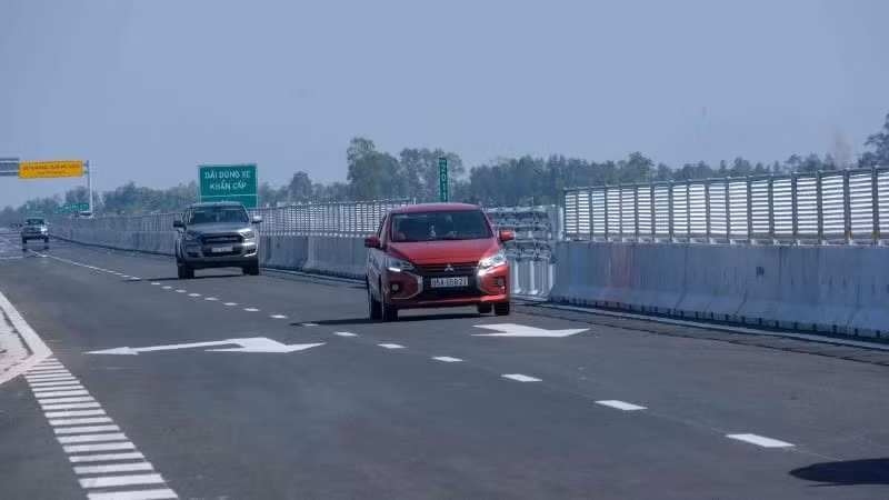Ô-tô lưu thông trên cao tốc Cần Thơ-Cà Mau. (Ảnh: Báo Nhân Dân)