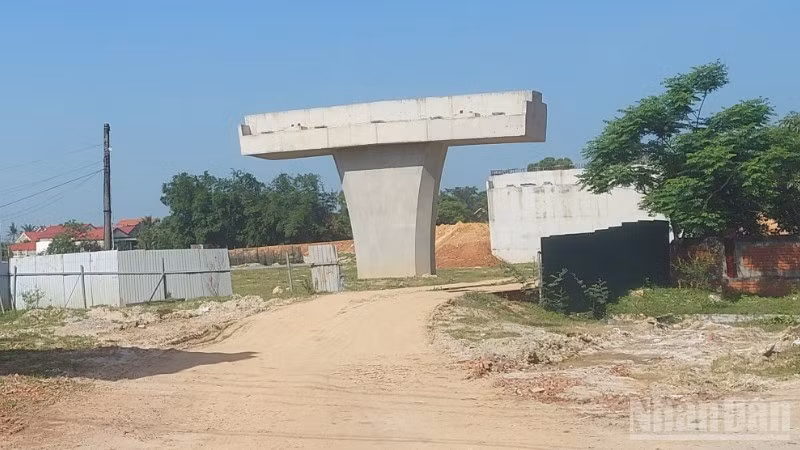 Dự án thành phần 1-đầu tư xây dựng Quốc lộ 12A đoạn tránh thị xã Ba Đồn vẫn đang đình trệ nguyên nhân từ công tác giải phóng mặt bằng chưa được dứt điểm. (Ảnh: Hoàng Phúc)