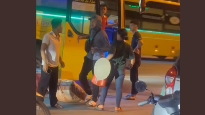 Nguyễn Lê Khôi dùng dao đe dọa hai vợ chồng đi xe ôm để đòi tiền. (Hình ảnh cắt từ clip lan truyền trên mạng xã hội)