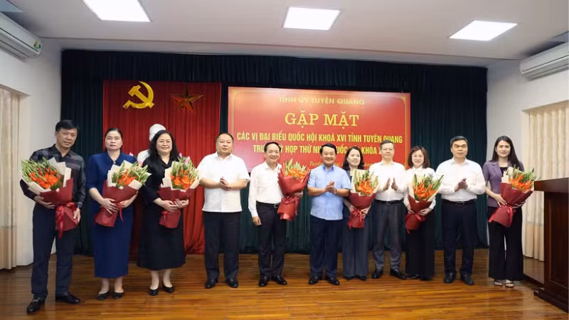 Thường trực Tỉnh ủy Tuyên Quang tặng hoa chúc mừng các vị đại biểu Quốc hội khóa XVI tỉnh Tuyên Quang.