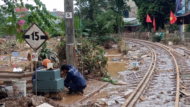 Công nhân ngành Đường sắt Việt Nam khắc phục hậu quả sau bão số 11.