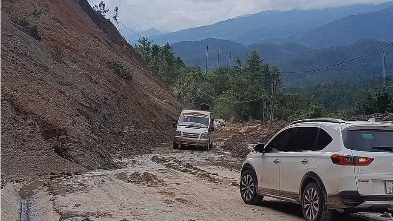 Với tinh thần chủ động, quyết liệt, ngành đường bộ đang nỗ lực cao nhất, chạy đua với thời gian để khôi phục hệ thống giao thông, bảo đảm an toàn tuyệt đối cho người và phương tiện, góp phần giảm thiểu thiệt hại, sớm ổn định đời sống nhân dân các tỉnh miền núi phía bắc.