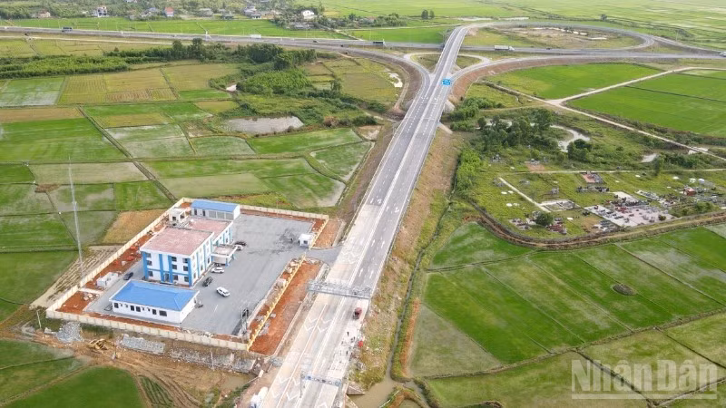 Một đoạn trên tuyến cao tốc Bãi Vọt-Cam Lộ thuộc Dự án thành phần cao tốc bắc-nam, phía đông. (Ảnh nhandan.vn)