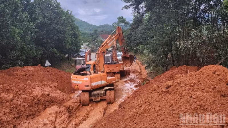 Chiều 4/11, các lực lượng chức năng vẫn đang nỗ lực thông đường tại miền Trung.