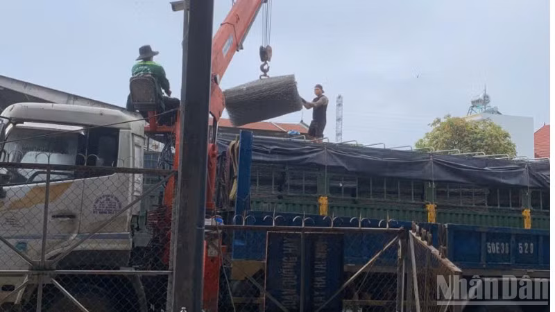 4.000 rọ thép được bốc lên xe vận chuyển cứu trợ khắc phục hạ tầng giao thông miền trung đang hứng chịu mưa lũ kỷ lục.