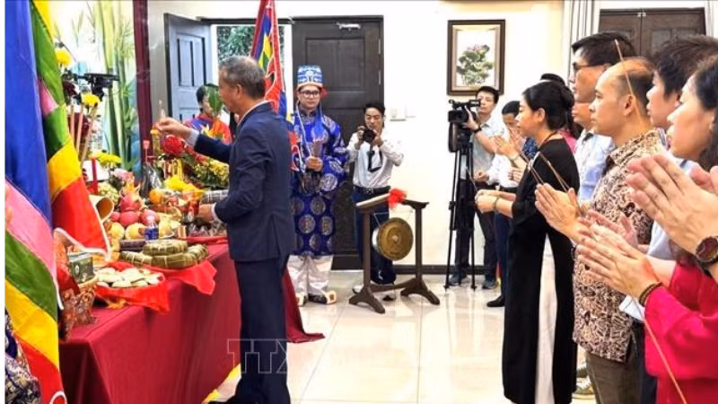Cán bộ, nhân viên Đại sứ quán Việt Nam tại Malaysia dâng hương tại buổi lễ. (Ảnh: TTXVN)