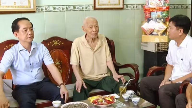 Đồng chí Hồ Thanh Thủy (bìa trái), Phó Bí thư Tỉnh ủy, Chủ tịch Uỷ ban Mặt trận Tổ quốc Việt Nam tỉnh Cà Mau và đồng chí Lê Việt Xô, Chủ tịch Ủy ban nhân dân phường Bạc Liêu thăm, chúc sức khoẻ Anh hùng lực lượng vũ trang nhân dân Lý Hữu Trí. (Ảnh: CTV).